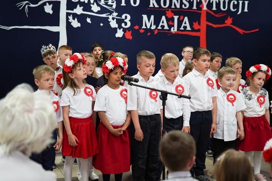 Gm. Krasnystaw. Patriotyczna uroczystość– szkoła uczciła patrona i Konstytucję 3 Maja [GALERIA ZDJĘĆ] 