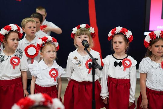 Gm. Krasnystaw. Patriotyczna uroczystość– szkoła uczciła patrona i Konstytucję 3 Maja [GALERIA ZDJĘĆ] 
