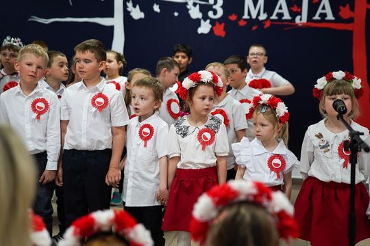 Gm. Krasnystaw. Patriotyczna uroczystość– szkoła uczciła patrona i Konstytucję 3 Maja [GALERIA ZDJĘĆ] 