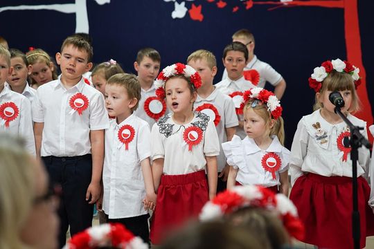Gm. Krasnystaw. Patriotyczna uroczystość– szkoła uczciła patrona i Konstytucję 3 Maja [GALERIA ZDJĘĆ] 