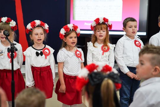 Gm. Krasnystaw. Patriotyczna uroczystość– szkoła uczciła patrona i Konstytucję 3 Maja [GALERIA ZDJĘĆ] 