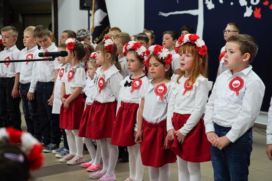 Gm. Krasnystaw. Patriotyczna uroczystość– szkoła uczciła patrona i Konstytucję 3 Maja [GALERIA ZDJĘĆ] 
