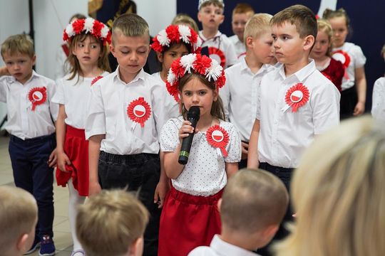 Gm. Krasnystaw. Patriotyczna uroczystość– szkoła uczciła patrona i Konstytucję 3 Maja [GALERIA ZDJĘĆ] 