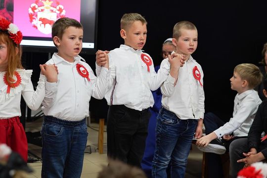 Gm. Krasnystaw. Patriotyczna uroczystość– szkoła uczciła patrona i Konstytucję 3 Maja [GALERIA ZDJĘĆ] 