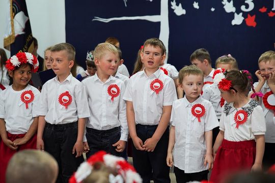 Gm. Krasnystaw. Patriotyczna uroczystość– szkoła uczciła patrona i Konstytucję 3 Maja [GALERIA ZDJĘĆ] 