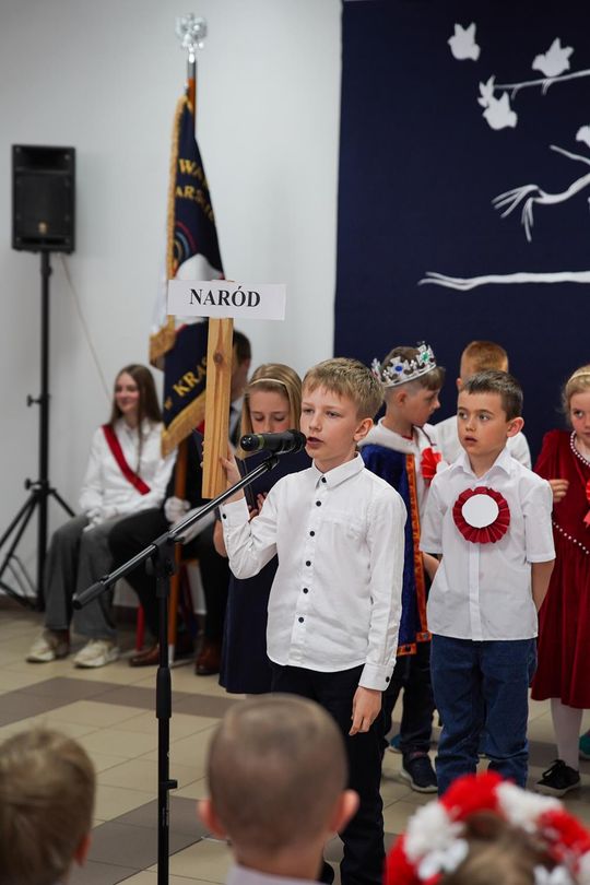 Gm. Krasnystaw. Patriotyczna uroczystość– szkoła uczciła patrona i Konstytucję 3 Maja [GALERIA ZDJĘĆ] 