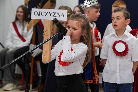 Gm. Krasnystaw. Patriotyczna uroczystość– szkoła uczciła patrona i Konstytucję 3 Maja [GALERIA ZDJĘĆ] 