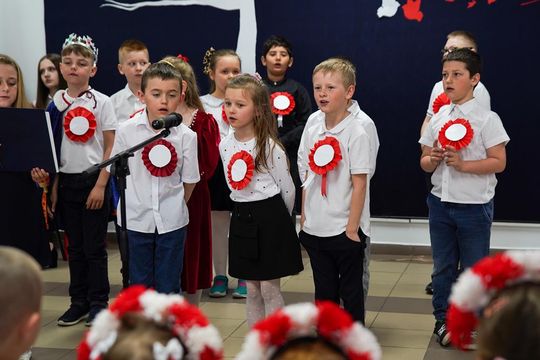 Gm. Krasnystaw. Patriotyczna uroczystość– szkoła uczciła patrona i Konstytucję 3 Maja [GALERIA ZDJĘĆ] 