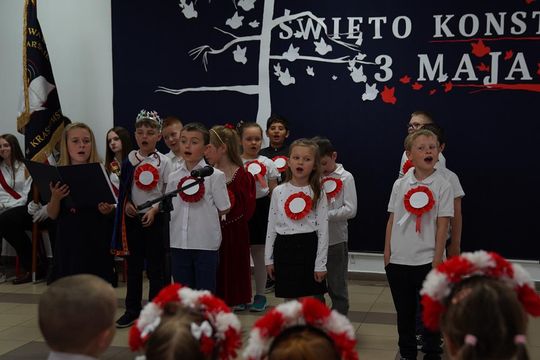 Gm. Krasnystaw. Patriotyczna uroczystość– szkoła uczciła patrona i Konstytucję 3 Maja [GALERIA ZDJĘĆ] 