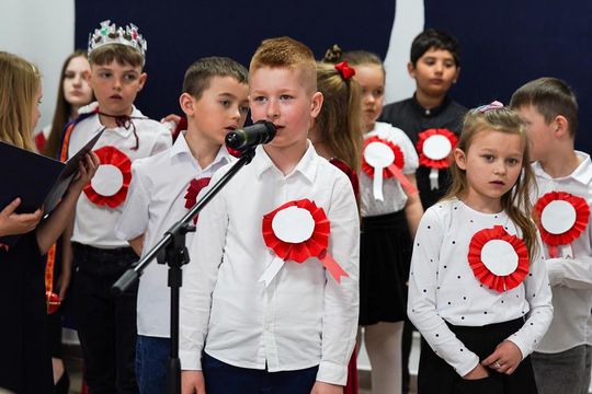 Gm. Krasnystaw. Patriotyczna uroczystość– szkoła uczciła patrona i Konstytucję 3 Maja [GALERIA ZDJĘĆ] 