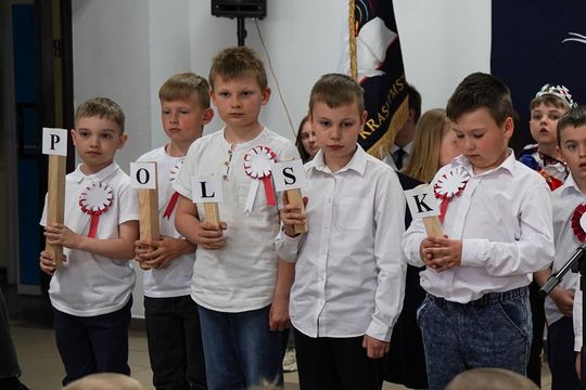 Gm. Krasnystaw. Patriotyczna uroczystość– szkoła uczciła patrona i Konstytucję 3 Maja [GALERIA ZDJĘĆ] 