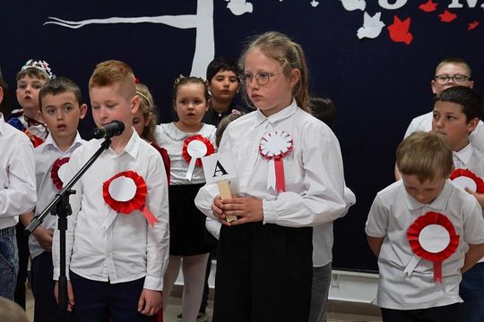 Gm. Krasnystaw. Patriotyczna uroczystość– szkoła uczciła patrona i Konstytucję 3 Maja [GALERIA ZDJĘĆ] 