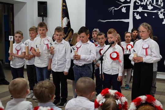 Gm. Krasnystaw. Patriotyczna uroczystość– szkoła uczciła patrona i Konstytucję 3 Maja [GALERIA ZDJĘĆ] 