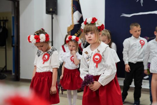Gm. Krasnystaw. Patriotyczna uroczystość– szkoła uczciła patrona i Konstytucję 3 Maja [GALERIA ZDJĘĆ] 