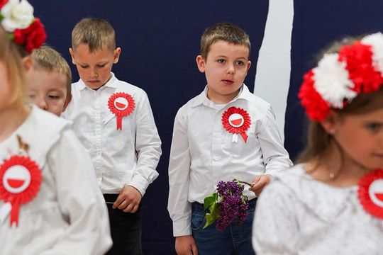 Gm. Krasnystaw. Patriotyczna uroczystość– szkoła uczciła patrona i Konstytucję 3 Maja [GALERIA ZDJĘĆ] 
