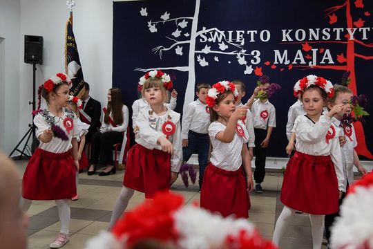 Gm. Krasnystaw. Patriotyczna uroczystość– szkoła uczciła patrona i Konstytucję 3 Maja [GALERIA ZDJĘĆ] 