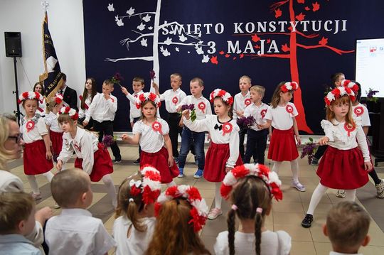Gm. Krasnystaw. Patriotyczna uroczystość– szkoła uczciła patrona i Konstytucję 3 Maja [GALERIA ZDJĘĆ] 
