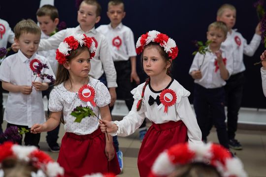 Gm. Krasnystaw. Patriotyczna uroczystość– szkoła uczciła patrona i Konstytucję 3 Maja [GALERIA ZDJĘĆ] 