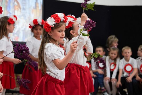 Gm. Krasnystaw. Patriotyczna uroczystość– szkoła uczciła patrona i Konstytucję 3 Maja [GALERIA ZDJĘĆ] 