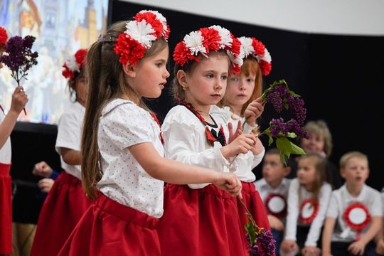 Gm. Krasnystaw. Patriotyczna uroczystość– szkoła uczciła patrona i Konstytucję 3 Maja [GALERIA ZDJĘĆ] 