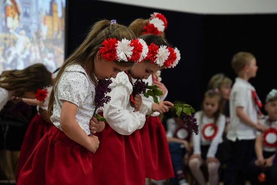 Gm. Krasnystaw. Patriotyczna uroczystość– szkoła uczciła patrona i Konstytucję 3 Maja [GALERIA ZDJĘĆ] 