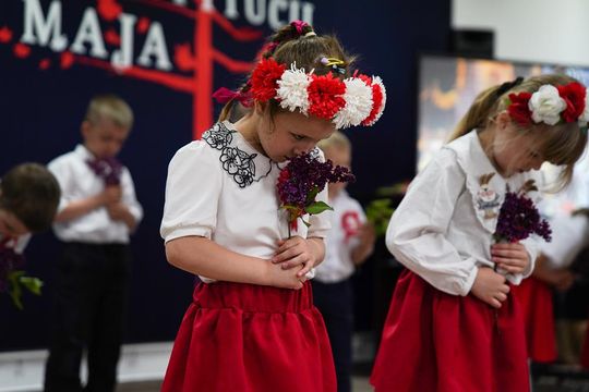 Gm. Krasnystaw. Patriotyczna uroczystość– szkoła uczciła patrona i Konstytucję 3 Maja [GALERIA ZDJĘĆ] 