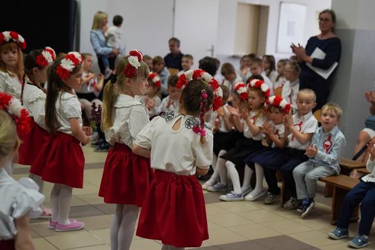 Gm. Krasnystaw. Patriotyczna uroczystość– szkoła uczciła patrona i Konstytucję 3 Maja [GALERIA ZDJĘĆ] 