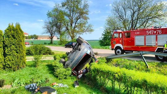 Nieprzytomny kierowca i troje pasażerów trafili do szpitala po dachowaniu Audi [ZDJĘCIA]
