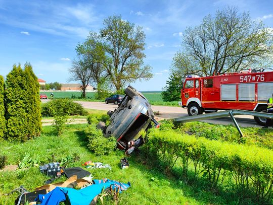 Nieprzytomny kierowca i troje pasażerów trafili do szpitala po dachowaniu Audi [ZDJĘCIA]