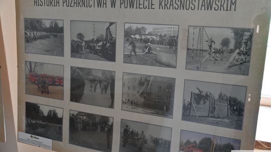 Pow. krasnotawski. Historia strażaków zatrzymana w kadrach. Wyjątkowa wystawa w bibliotece [GALERIA ZDJĘĆ]