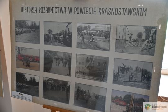 Pow. krasnotawski. Historia strażaków zatrzymana w kadrach. Wyjątkowa wystawa w bibliotece [GALERIA ZDJĘĆ]