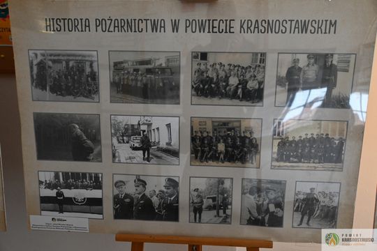 Pow. krasnotawski. Historia strażaków zatrzymana w kadrach. Wyjątkowa wystawa w bibliotece [GALERIA ZDJĘĆ]