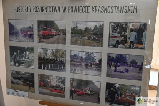 Pow. krasnotawski. Historia strażaków zatrzymana w kadrach. Wyjątkowa wystawa w bibliotece [GALERIA ZDJĘĆ]