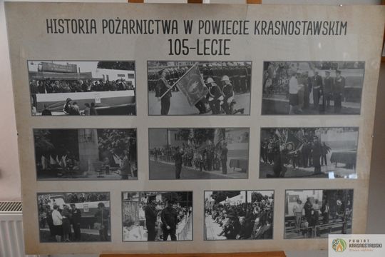 Pow. krasnotawski. Historia strażaków zatrzymana w kadrach. Wyjątkowa wystawa w bibliotece [GALERIA ZDJĘĆ]