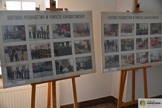 Pow. krasnotawski. Historia strażaków zatrzymana w kadrach. Wyjątkowa wystawa w bibliotece [GALERIA ZDJĘĆ]