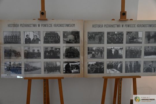 Pow. krasnotawski. Historia strażaków zatrzymana w kadrach. Wyjątkowa wystawa w bibliotece [GALERIA ZDJĘĆ]