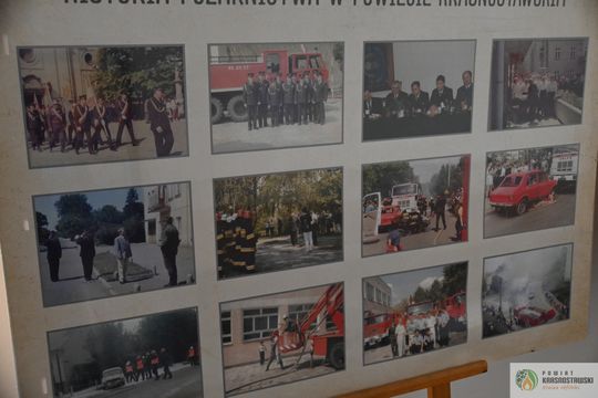 Pow. krasnotawski. Historia strażaków zatrzymana w kadrach. Wyjątkowa wystawa w bibliotece [GALERIA ZDJĘĆ]