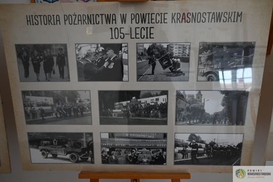 Pow. krasnotawski. Historia strażaków zatrzymana w kadrach. Wyjątkowa wystawa w bibliotece [GALERIA ZDJĘĆ]