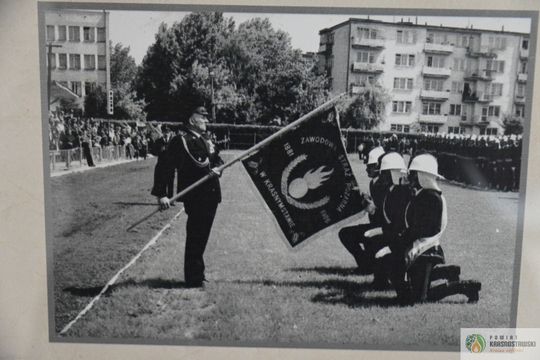 Pow. krasnotawski. Historia strażaków zatrzymana w kadrach. Wyjątkowa wystawa w bibliotece [GALERIA ZDJĘĆ]