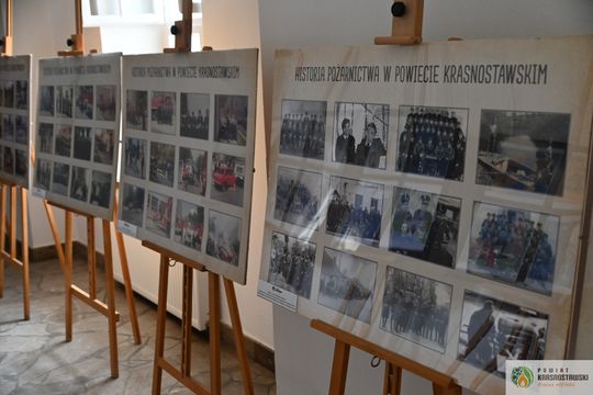 Pow. krasnotawski. Historia strażaków zatrzymana w kadrach. Wyjątkowa wystawa w bibliotece [GALERIA ZDJĘĆ]