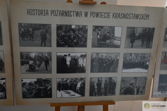 Pow. krasnotawski. Historia strażaków zatrzymana w kadrach. Wyjątkowa wystawa w bibliotece [GALERIA ZDJĘĆ]