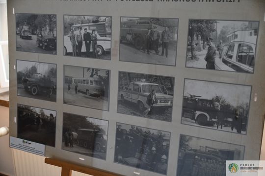 Pow. krasnotawski. Historia strażaków zatrzymana w kadrach. Wyjątkowa wystawa w bibliotece [GALERIA ZDJĘĆ]