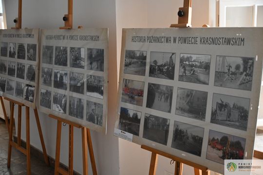 Pow. krasnotawski. Historia strażaków zatrzymana w kadrach. Wyjątkowa wystawa w bibliotece [GALERIA ZDJĘĆ]