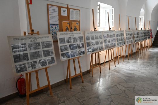 Pow. krasnotawski. Historia strażaków zatrzymana w kadrach. Wyjątkowa wystawa w bibliotece [GALERIA ZDJĘĆ]