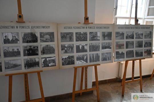 Pow. krasnotawski. Historia strażaków zatrzymana w kadrach. Wyjątkowa wystawa w bibliotece [GALERIA ZDJĘĆ]