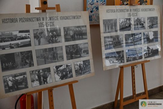 Pow. krasnotawski. Historia strażaków zatrzymana w kadrach. Wyjątkowa wystawa w bibliotece [GALERIA ZDJĘĆ]