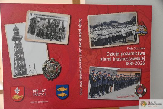 Pow. krasnotawski. Historia strażaków zatrzymana w kadrach. Wyjątkowa wystawa w bibliotece [GALERIA ZDJĘĆ]