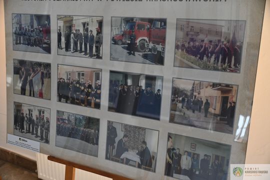 Pow. krasnotawski. Historia strażaków zatrzymana w kadrach. Wyjątkowa wystawa w bibliotece [GALERIA ZDJĘĆ]