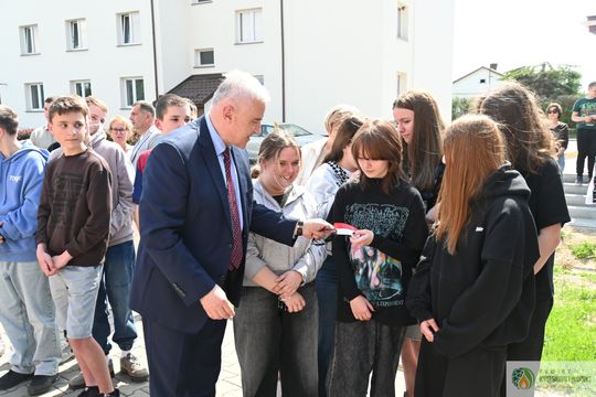 Gmina Gorzków podsumowała ważne inwestycje. Nowe drogi i zmodernizowana szkoła już służą mieszkańcom [GALERIA ZDJĘĆ]