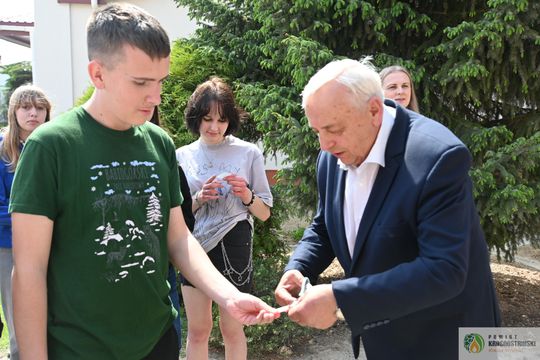 Gmina Gorzków podsumowała ważne inwestycje. Nowe drogi i zmodernizowana szkoła już służą mieszkańcom [GALERIA ZDJĘĆ]